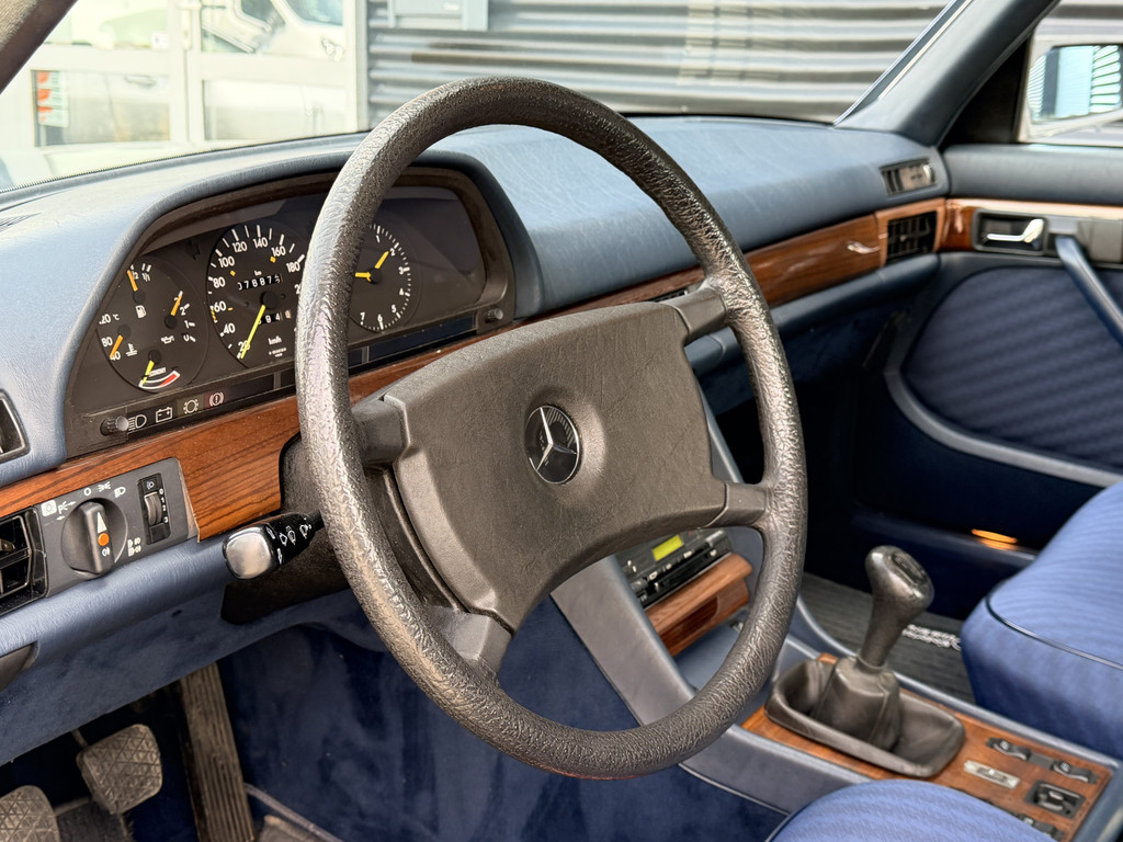 52025848-4.jpg