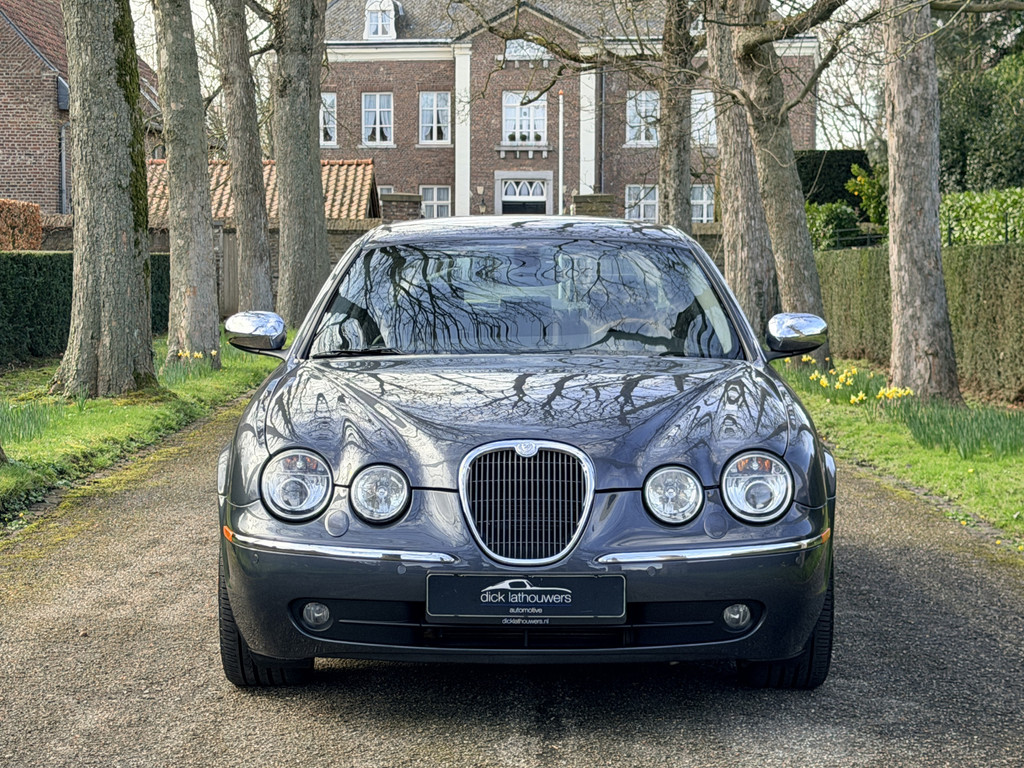 52089632-2.jpg